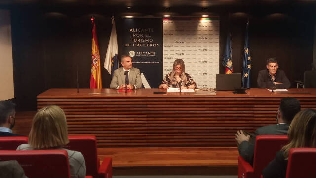 La vicealcaldesa y concejala de Turismo, Mari carmen Sánchez, ha participado en la jornada de la Asociación de cruceristas