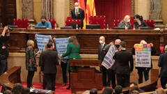 Jornada delirante en el Parlamento catalán con un “asalto” incluido