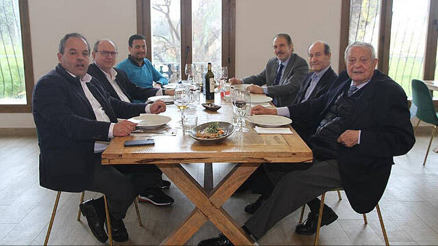 Carlos Baño durante su reunión con los expresidentes de la Cámara de Comercio