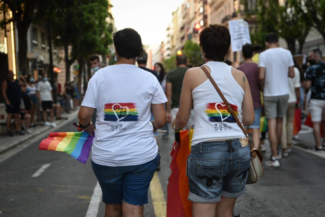 Archivo - Dos chicas participan en una manifestación convocada por el Día Internacional del Orgullo LGTBI - Jorge Gil - Europa Press 