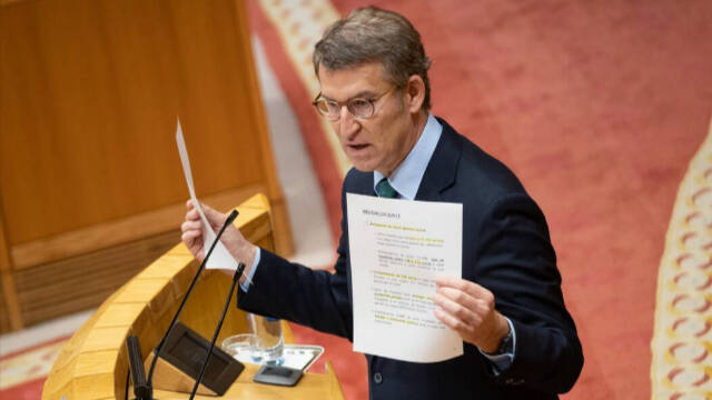 Alberto Núñez Feijóo presentando su decálogo de medidas al Gobierno en el parlamento gallego