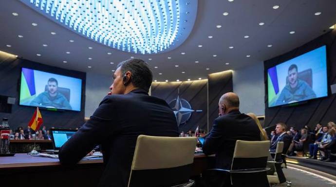 Pedro Sánchez, este jueves en la Cumbre de la OTAN escuchando la intervención de Zelenski.
