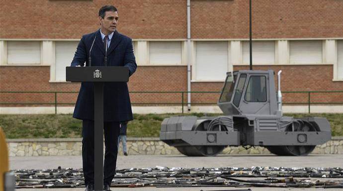 Pedro Sánchez, en marzo de 2021, en el "paripé" de las destrucción de las armas de ETA.