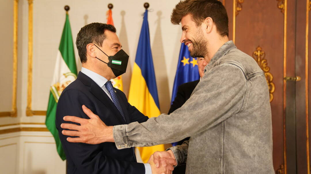 El deportista Gerad Piqué es recibido en San Telmo (Sevilla) por el presidente de la Junta de Andalucía, Juanma Moreno.