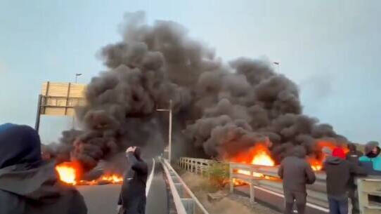 Disturbios en la A-49, en el puente sobre el río Guadiana, frontera con Portugal.