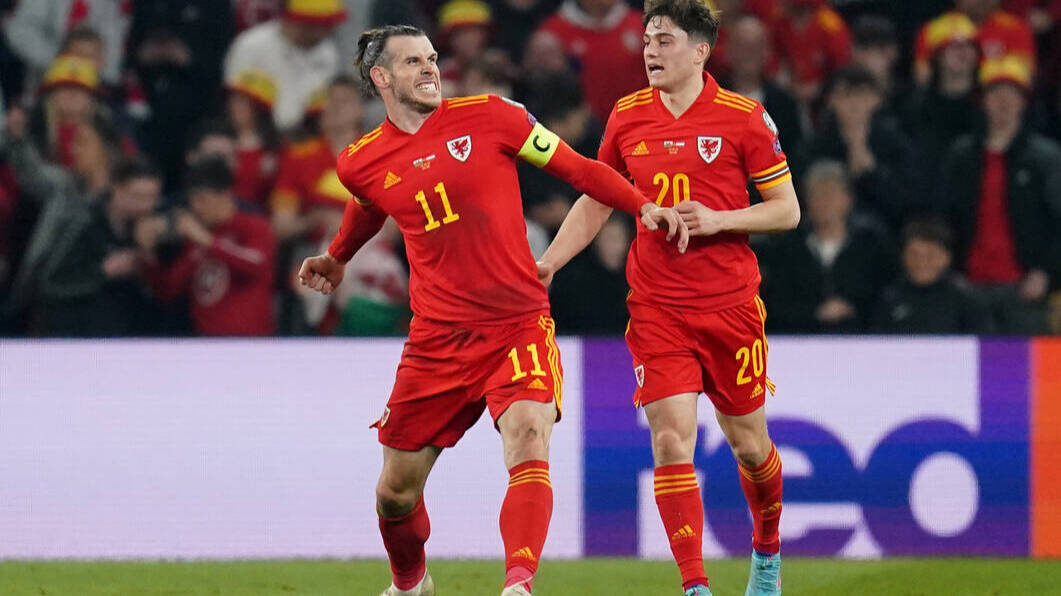 Bale celebra uno de sus goles con Gales
