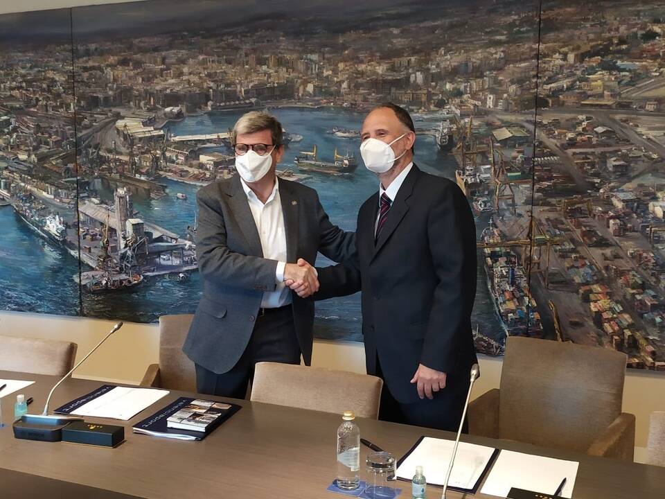 El presidente de la Autoridad Portuaria de Valencia, Aurelio Martínez y el director del Centro Nacional del Hidrógeno (CNH2), Emilio Nieto, en la firman un convenio para impulsar el hidrógeneo en la instalaciones portuarias