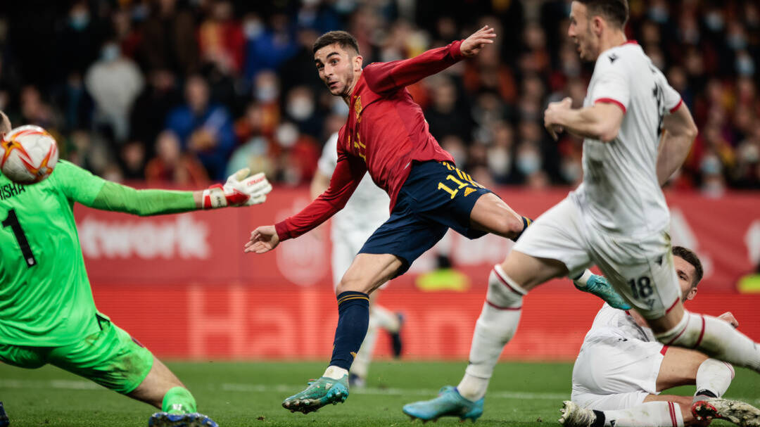 Ferrán Torres bate a Berisha en el primer gol de España