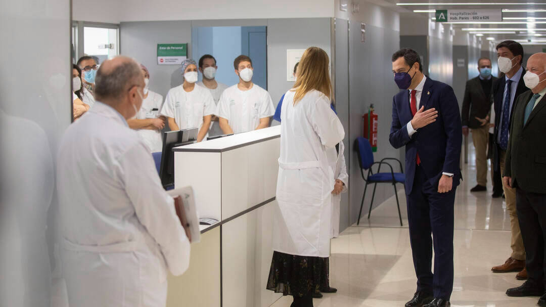El presidente de la Junta de Andalucía, Juanma Moreno, durante la inauguración del hospital en 2021.