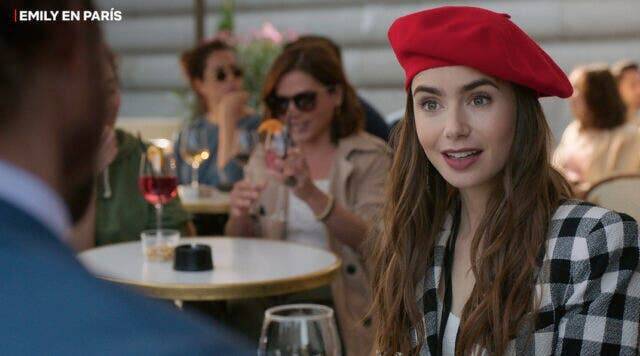 El amor vuelve a llamar a las puertas de Emily en la segunda temporada de ‘Emily in Paris’ que Netflix estrena en Navidad