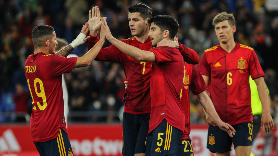 Los jugadores españoles celebran uno de los goles de Morata
