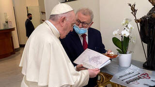 Peladillas y un libro: el regalo de un exalcalde valenciano al papa Francisco