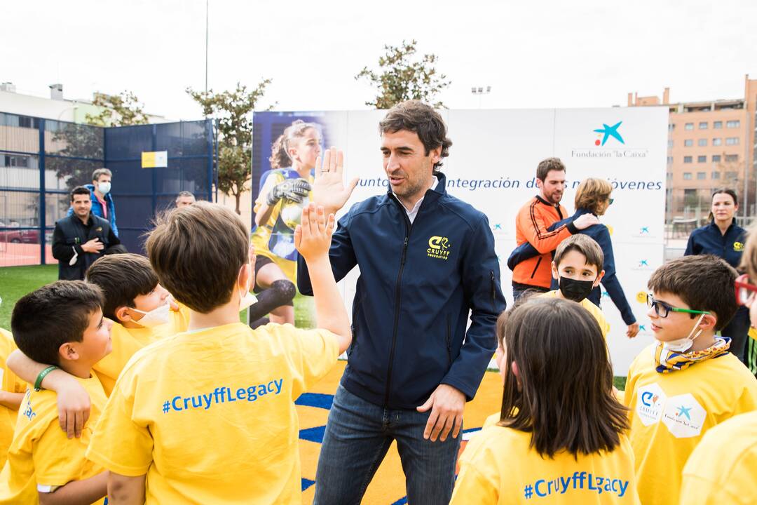 Raúl González saluda a unos niños durante el acto.