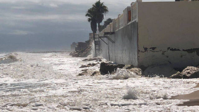 Imagen de la playa de La Goleta durante un temporal de oleaje. 