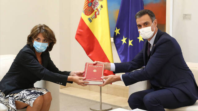 La fiscal general del Estado, Dolores Delgado, con Pedro Sánchez