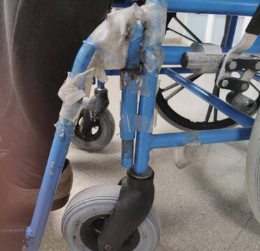 Las sillas de ruedas de la ‘vergüenza’ del hospital de la Ribera