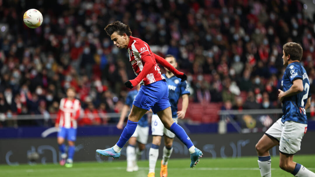 Joao Félix, en el momento de cabecear el primer gol del Atlético de Madrid
