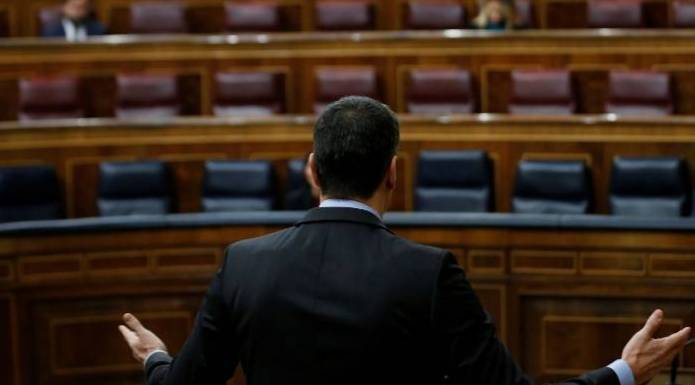 Pedro Sánchez, en un pleno del Congreso, se dirige a un hemiciclo vacío.