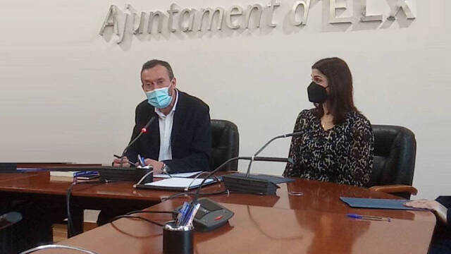 El alcalde de Elche, Carlos González, y la concejala de Cultura, Marga Antón, durante la comparecencia ante los medios 