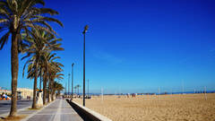 Las playas de Valencia se quedan sin hamacas en Semana Santa