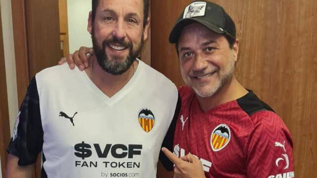 Adam Sandler con la camiseta del Valencia CF junto a Enrique Arce