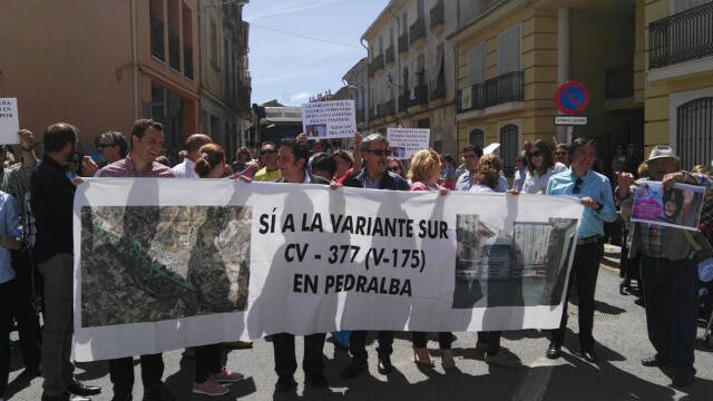 Manifestación de los habitantes de Pedralba exigiendo la ejecución de la Variante Sur.