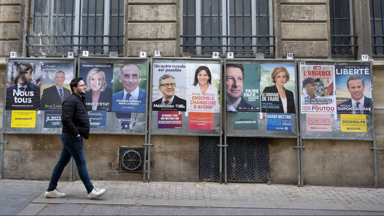 Carteles electorales en una calle de París