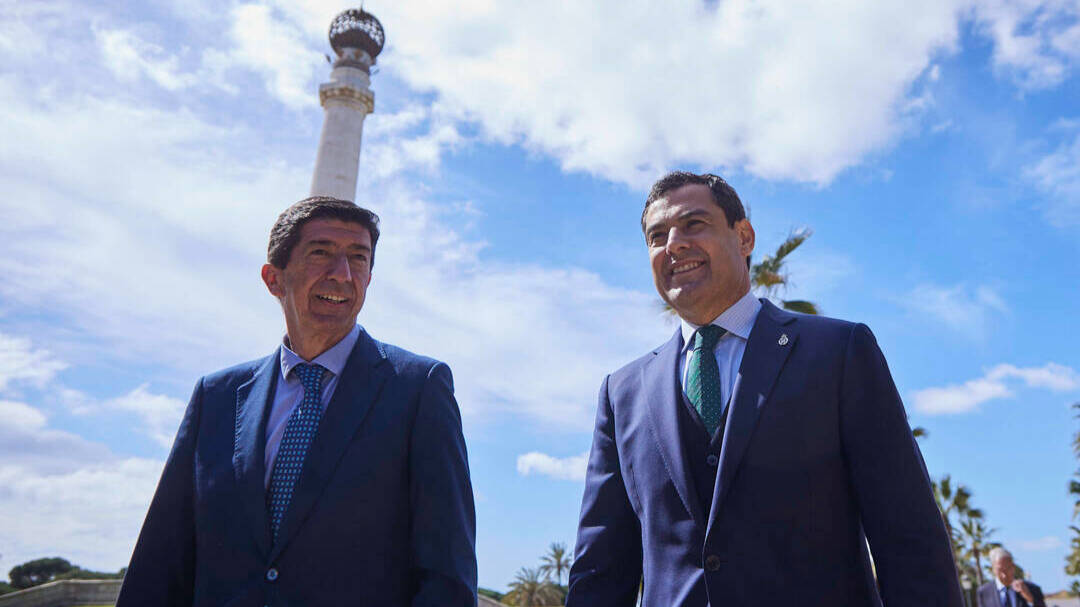 El presidente de la Junta y del PP-A, Juanma Moreno, junto al vicepresidente de la Junta y coordinador regional de Cs, Juan Marín.