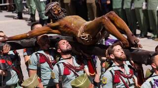 Emoción y ¡Vivas!: la Legión y el Cristo de la Buena Muerte conquistan Málaga