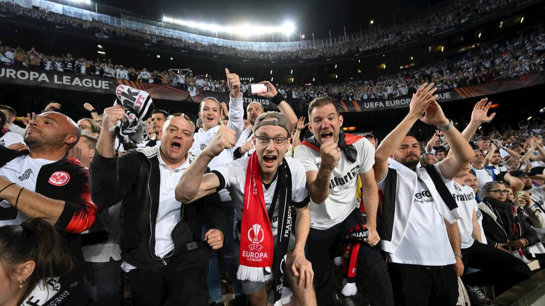 La afición del Eintracht celebra la victoria de su equipo