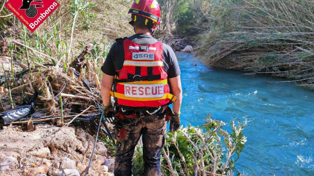 Los bomberos rastrearon la zona por donde la corriente del río arrastró el cuerpo del joven