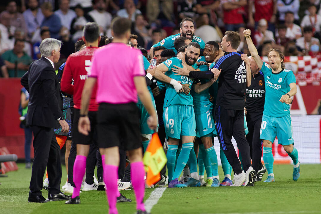 El Real Madrid celebra la victoria en Sevilla.