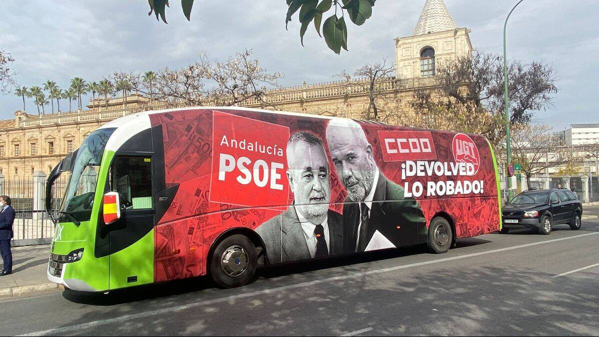 Autobús de la campaña de Vox contra el PSOE de los ERE en Andalucía.