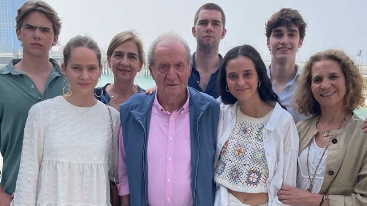 El Rey Juan Carlos junto a parte de su familia en Abu Dabi.