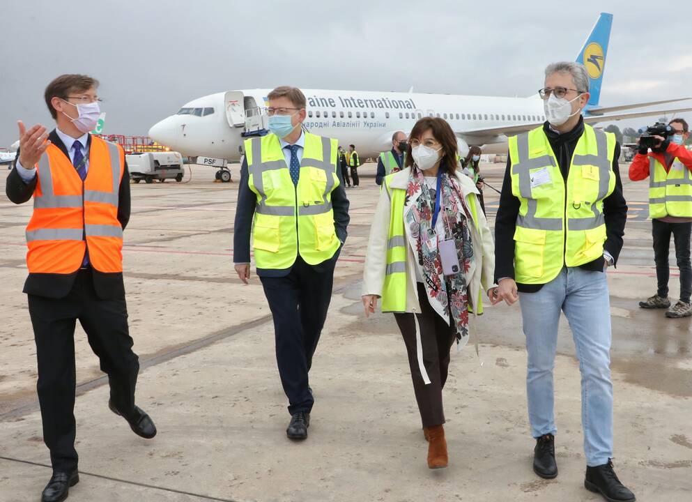 Imagen de Ximo Puig durante su visita al Aeropuerto de Castellón. 