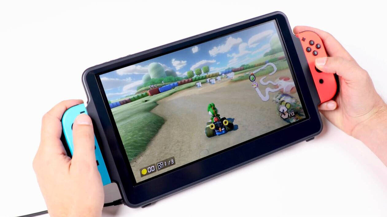 Un usuario juega con la Nintendo Switch