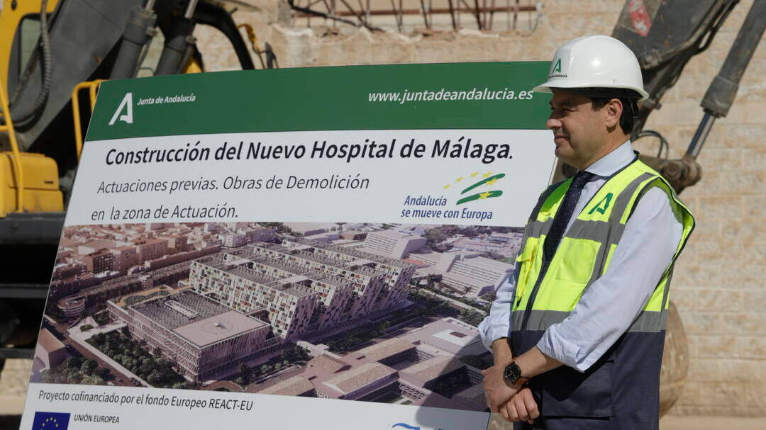 El presidente de la Junta de Andalucía, Juanma Moreno, visita las obras para crear el tercer hospital en Málaga.