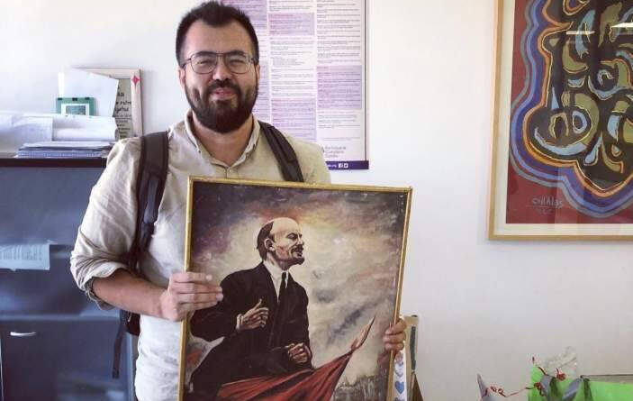 Imagen de Nahuel González con el cuadro de Lenin. 