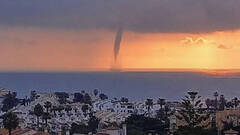 Espectacular tornado en Torrevieja, rayos en Alicante y nieve en el interior