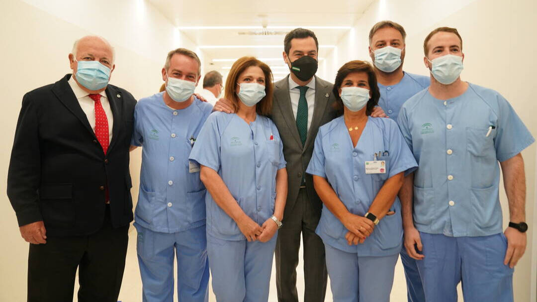 El presidente de la Junta, Juanma Moreno, con el consejero de Salud, Jesús Aguirre, y profesionales del Hospital Militar de Sevilla.
