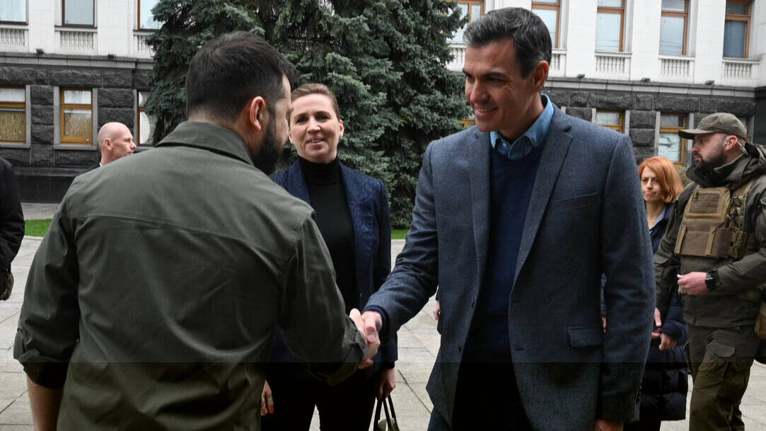 El presidente del Gobierno, Pedro Sánchez, saluda al presidente de Ucrania, Volodimir Zelenski