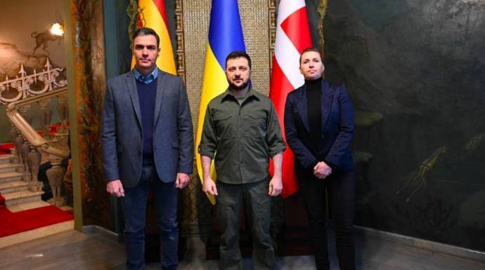 Sánchez, este jueves en Kiev, junto a Zelenski y la primera ministra de Dinamarca.