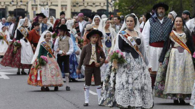 Desfile de la ofrenda floral de San Vicente Ferrer en la Plaza el Ayuntamiento de Valencia.