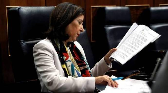 Margarita Robles revisa unos documentos en su escaño del Congreso.