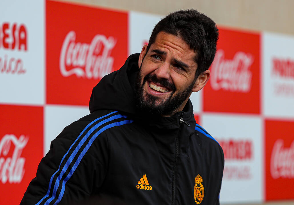 Isco sonríe en el banquillo antes de un partido del Real Madrid.