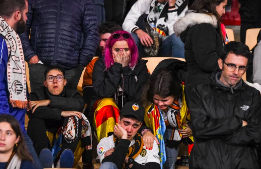Imagen de aficionados valencianistas tras la final de la Copa del Rey - BLANQUINEGRES