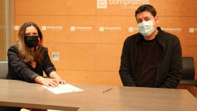Los diputados de Compromís Mònica Àlvaro y Josep Nadal, dos de los que se rebelan 