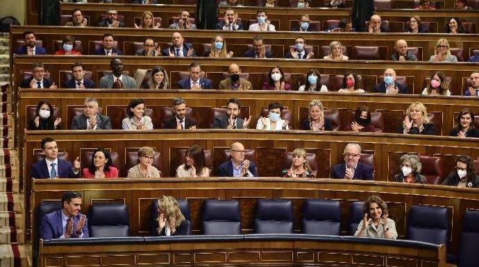 Pedro Sánchez y la bancada del PSOE aplauden la aprobación del decreto anticrisis gracias a Bildu.