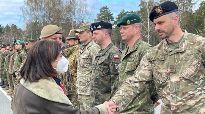 La ministra de Defensa, este jueves en Letonia.
