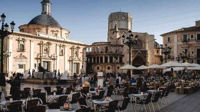 Terrazas de bares en la Plaza de la Virgen de Valencia - EE
